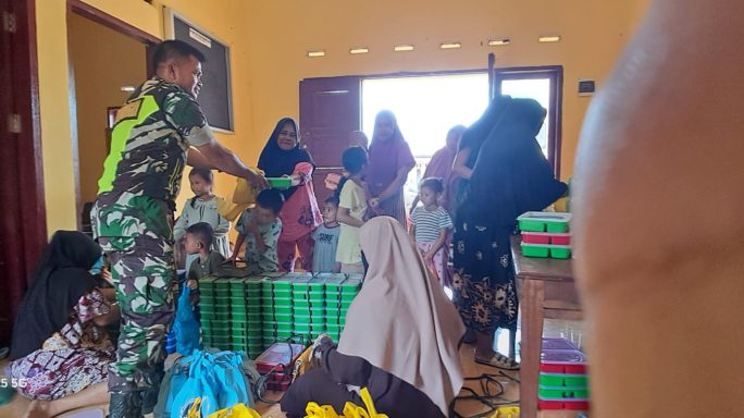 Babinsa Koramil 0108-04 Babussalam Rutin Bagikan Makan Bergizi Gratis Program Bapak Presiden Prabowo Subianto di Desa