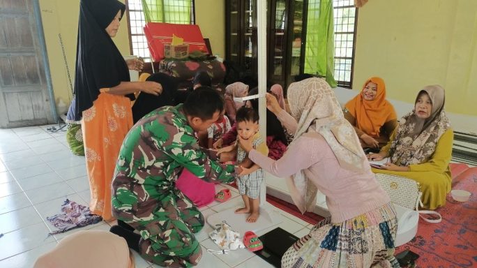 Wujud Dukungan Kegiatan di Desa Binaan Babinsa Dampingi Posyandu Balita