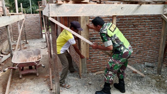 Indahnya Kebersamaan Babinsa Bantu Pembuatan Rumah Warga