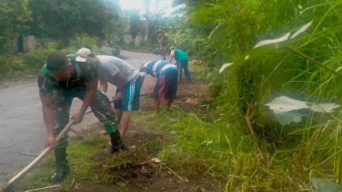 Berikan Rasa Aman, Babinsa Bersama Warga Gotong Royong Bersihkan Ranting pohon Kanan Kiri Jalan