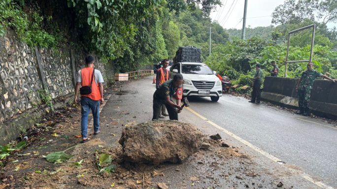 Koramil 01/Tapaktuan Bersama Instansi Terkait Bergerak Cepat Atasi Longsoran Batu di Jalan Pegunungan