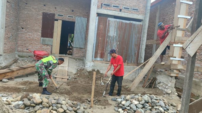 Indahnya Kebersamaan Babinsa Bantu Pembuatan Rumah Warga Desa Binaan
