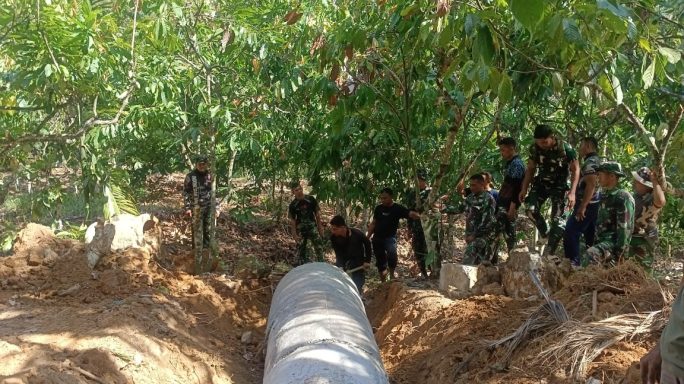 Anggota Satgas TMMD Reguler Ke 125 Kodim 0108/ Agara mulai Pasang Gorong- Gorong