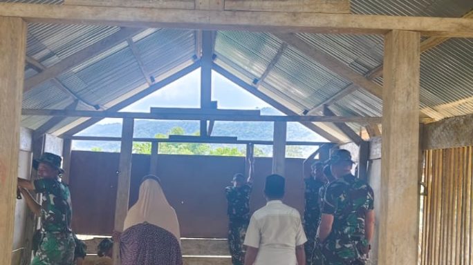 PEMBUATAN KANDANG TERNAK KAMBING DI DS. LEUPU KEC. GEUMPANG, KAB. PIDIE OLEH PERSONEL YONIF TP-857/GG.