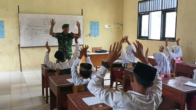 Sukseskan TMMD Req ke 125 Babinsa Beri Materi Wasbang Pada Siswa SD