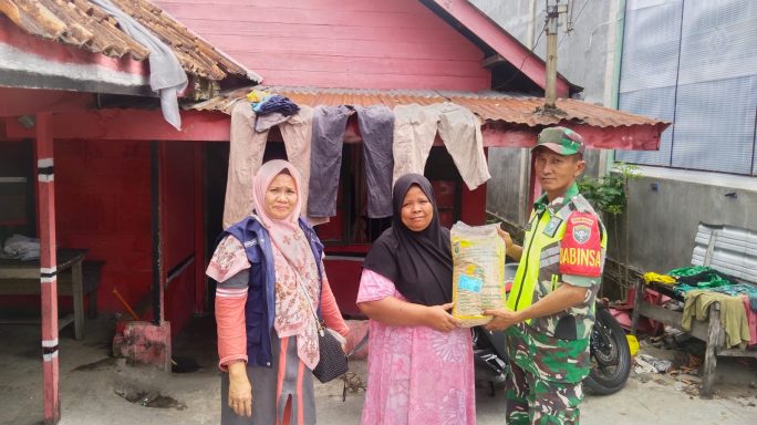 Babinsa Dampingi Pembagian Bibit Padi kepada Kelompok Tani