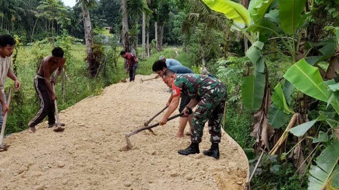 Babinsa Gotong Royong Bersama Warga Perbaiki Jalan Usaha Tani