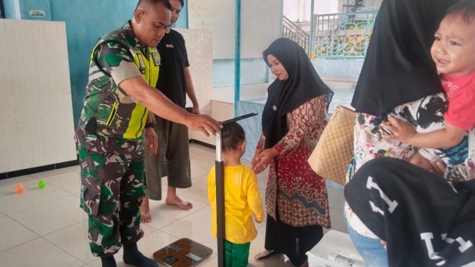 Dampingi Posyandu, Bukti Nyata Babinsa Peduli Kesehatan Balita