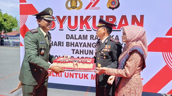 Dandim 0108/Agara Letkol Czi Arya Mardyantoro S.T. Beri Kejutan Kapolres di HUT Bhayangkara ke-79