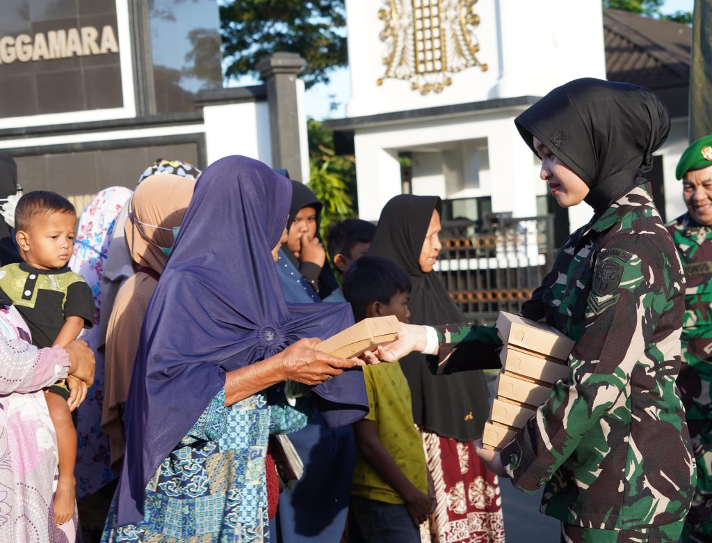 Jum’at berkah, Kodam Iskandar Muda bagikan 201 Paket Makan gratis bagi Warga. 