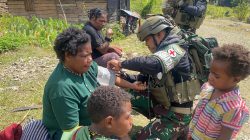 SATGAS YONIF 112/DJ BERBAGI KEBAHAGIAAN DAN PENGOBATAN GRATIS DOOR TO DOOR DI PUNCAK JAYA.
