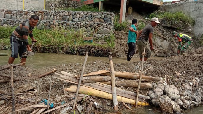 Kompak Bersama Warga Babinsa kerja Bhakti Bersihkan Parit Irigasi