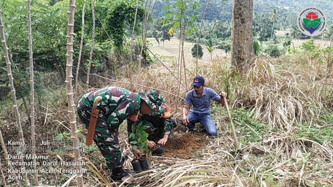 Babinsa Posramil Darul Hasanah Bersama Warga Tanam Pohon