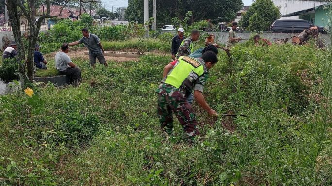 Babinsa Koramil 0108-01/Lawe Sigala Gala Laksanakan Kerja Bhakti Pembersihan TPU di Desa Binaan