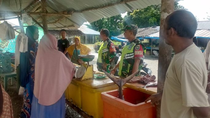 Babinsa jalin komunikasi Sosial dengan pedagang ikan
