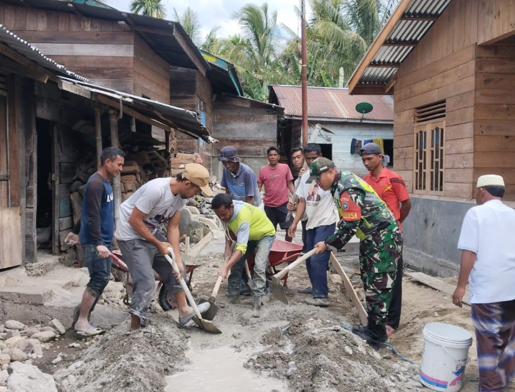 Babinsa Padang Kodim Gayo lues Ajak warga angkat Cangkul.
