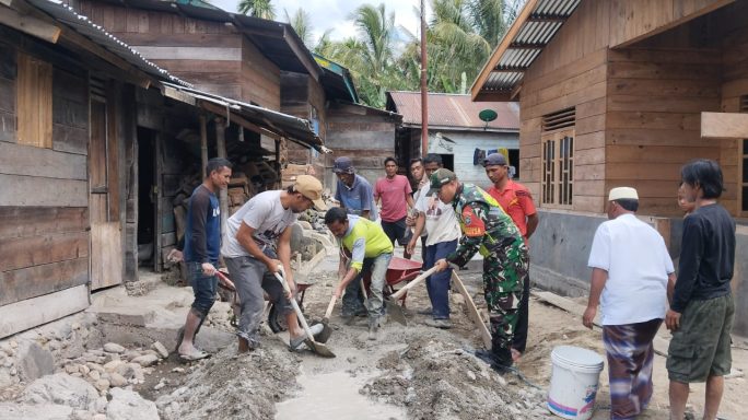 Babinsa Padang Kodim Gayo lues Ajak warga angkat Cangkul.