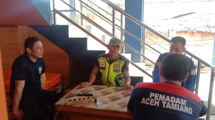 Melaui Sarana Komsos, Babinsa Pererat Hubungan Sinergitas Dengan Petugas Damkar
