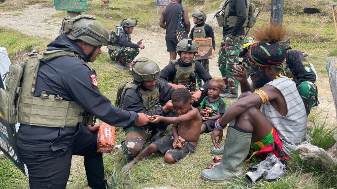 Satgas Yonif 112/DJ Kodam Iskandar Muda gelar Karya Bakti di Wondenggobak Puncak Jaya.