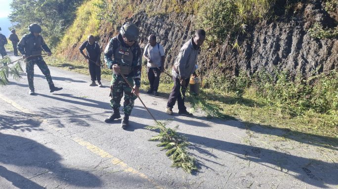 Satgas Yonif 112/DJ Gelar Karya Bakti dan Berbagi Kasih di Puncak Jaya