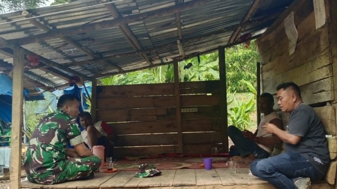 Personil Posramil Leuser Laksanakan Komsos di Desa Binaan