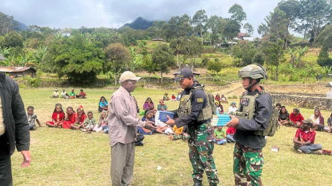 TNI Peduli Kasih, Satgas Yonif 112/DJ Bagikan Alkitab dan Baju Layak Pakai di Puncak Jaya