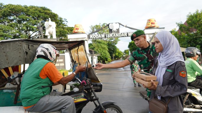 Jum’at berkah, Kodam Iskandar Muda bagikan 185 Paket Makan gratis bagi Warga.