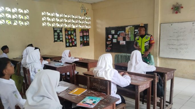 Tanamkan Rasa Cinta Tanah Air, Babinsa 01/Kuala Simpang Berikan Materi Wasbang Kepada Siswa SMP Darul Ulum