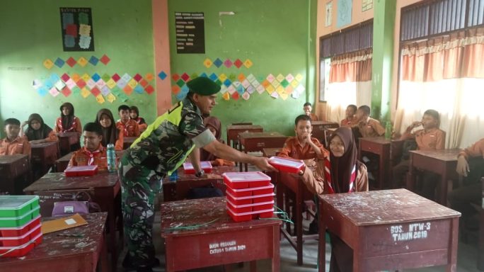 Babinsa Aktif Dampingi Program Makan Bergizi Gratis ke Sekolah Sekolah