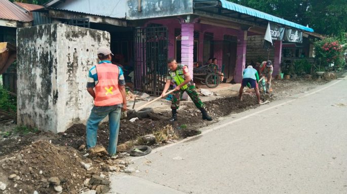 Babinsa Bersama Warga Gotong Royong Bersihkan Jalan