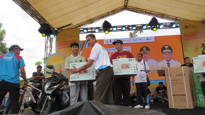 Dandim bersama Bupati, Wakil Bupati dan Forkopimda Lepas Peserta Jalan Sehat di Alun-Alun Suka Makmue