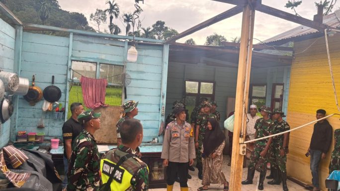 Kegiatan Bakti Sosial Yonif TP 857/GG Berupa Perbaikan Rumah Terdampak Angin Kencang di Pidie
