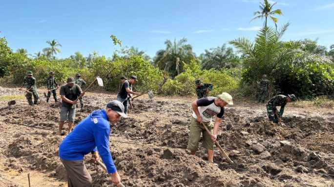 Kolaborasi Prajurit Yonif TP 853/BRB dan Masyarakat dalam Pembukaan Lahan Pertanian