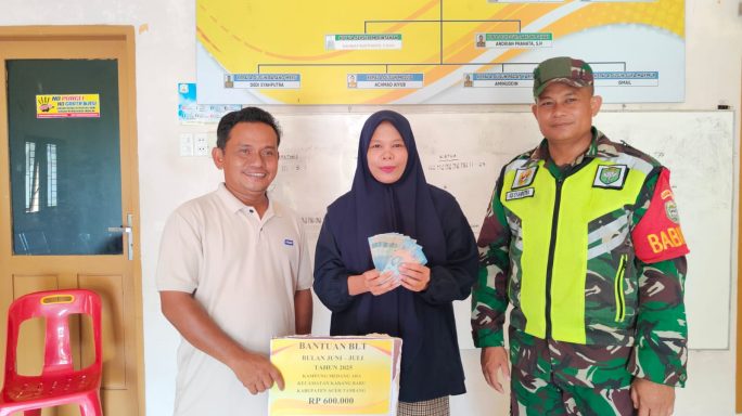 Wujud Peran Aktif, Babinsa Dampingi Penyaluran BLT Dana Desa