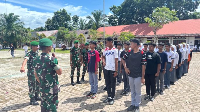 Pembentukan Karakter Kedisiplinan dan Peraturan Baris Berbaris (PBB) kepada Siswa/i SMA Negeri 1 Geumpang, Kec. Geumpang, Kab. Pidie oleh Satuan Yonif TP-857/GG