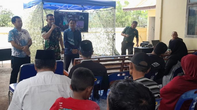 Dandim 0106/Ateng Salurkan Bantuan Pangan Beras Untuk Warga Di Kec, Bebesen