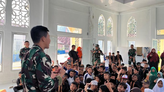 Prajurit Yonif TP-855/RD Berikan Penyuluhan Kesehatan di SDN 1 Dabun Gelang, Tanamkan Disiplin Hidup Sehat Sejak Dini