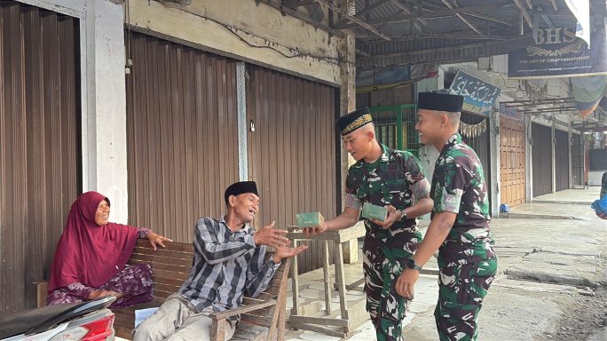 Yonif TP 853/BRB) Jumat Berkah, Prajuritnya Yonif TP 853/BRB Berbagi di Subuh Penuh Berkah