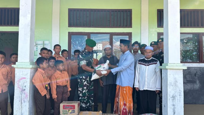 Prajurit Yonif TP-855/RD melaksanakan kegiatan sosial bertajuk “Jumat Berkah” di Yayasan Babul Qur’an, Blangkejeren