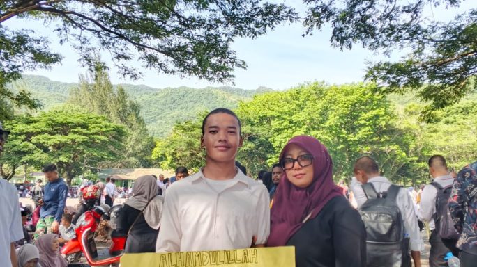 Kisah inspiratif Muhamad Fajar Pemanjat Kelapa jadi Prajurit TNI.