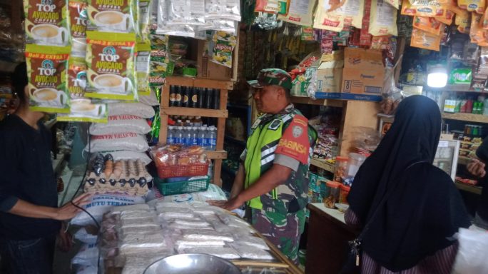 Babinsa Cek Padi Siap Panen Milik Petani Warga Desa Binaan