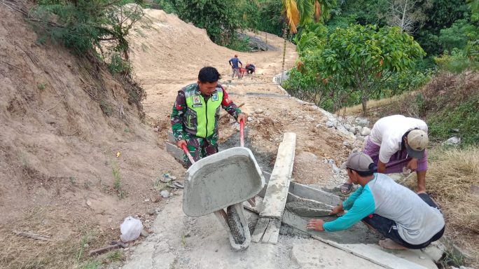 Babinsa Bersama Warga Gotong Royong Perbaiki Jalan Rambat Beton Desa