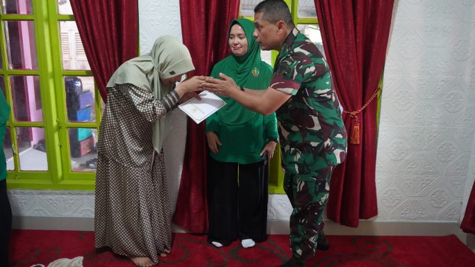 Danrem 012/TU dan Ketua Persit Koorcab Rem 012 Kunjungi Keluarga Almarhum Prajurit