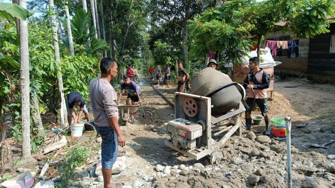 Anggota Satgas TMMD Reguler ke-125 Kodim 0108/Agara bersama Warga Cor Secara Manual Sasaran Fisik Rambat Beton