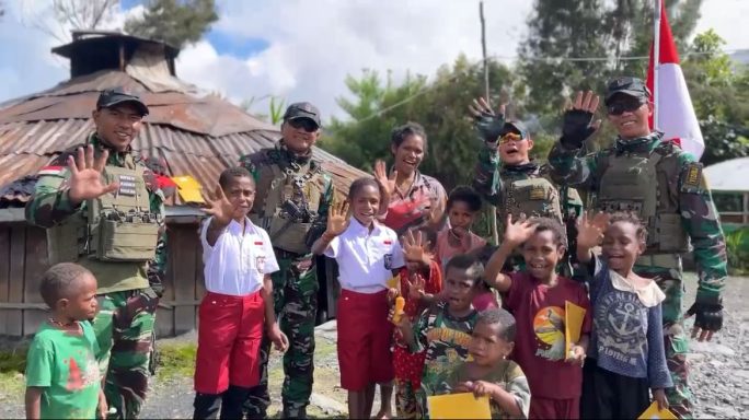 PEDULI ANAK PAPUA, SATGAS YONIF 112/DJ BAGIKAN SERAGAM SEKOLAH DAN ALAT TULIS KEPADA ANAK-ANAK