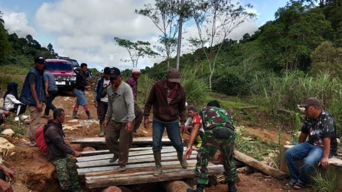 Bangun jembatan darurat untuk warga Pantan Sinaku, Pangdam IM beri apresiasi peran Babinsa.