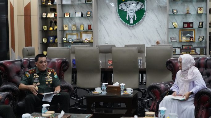 Pangdam Iskandar Muda Terima Audiensi AIMI Aceh, di ruang kerjanya