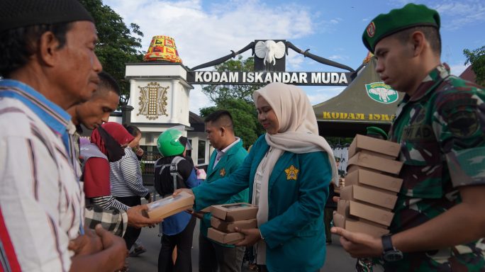 Rutin, Kodam Iskandar Muda gelar Jum’at berkah di depan Makodam Kota Banda Aceh.