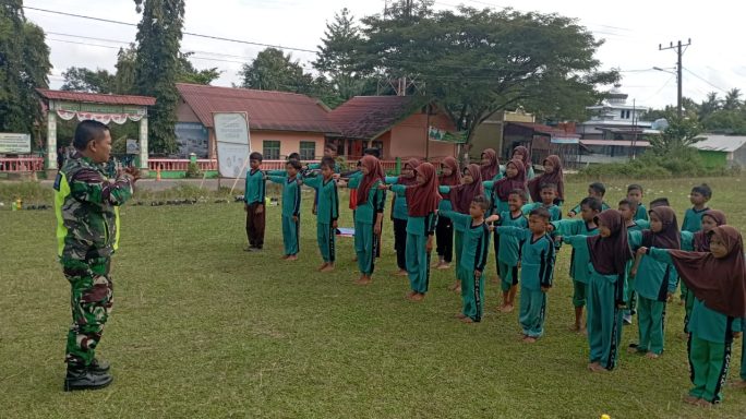 Tingkatkan Disiplin Siswa SD, Babinsa Sungai Kuruk II Ajarkan PBB