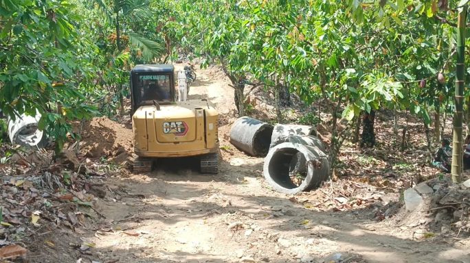 Satgas TMMD Reguler Ke -125 Kodim 0108/Agara Mulai Gali Lokasi untuk Gorong – Gorong Dengan Menggunakan Alat Berat
